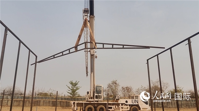 ▲吊裝洗車棚鋼架構(gòu)(秦貴君攝)