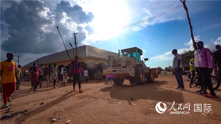 ▲清理市區(qū)道路廢棄物(張洪奧攝)