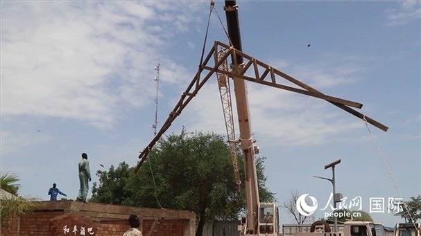 ▲吊裝文娛設(shè)施房梁(張洪奧攝)