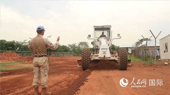 ▲常態(tài)維護(hù)營區(qū)道路(張洪奧攝)