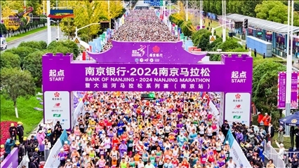 比賽選手沖出起點(diǎn)。賽事組委會(huì)供圖