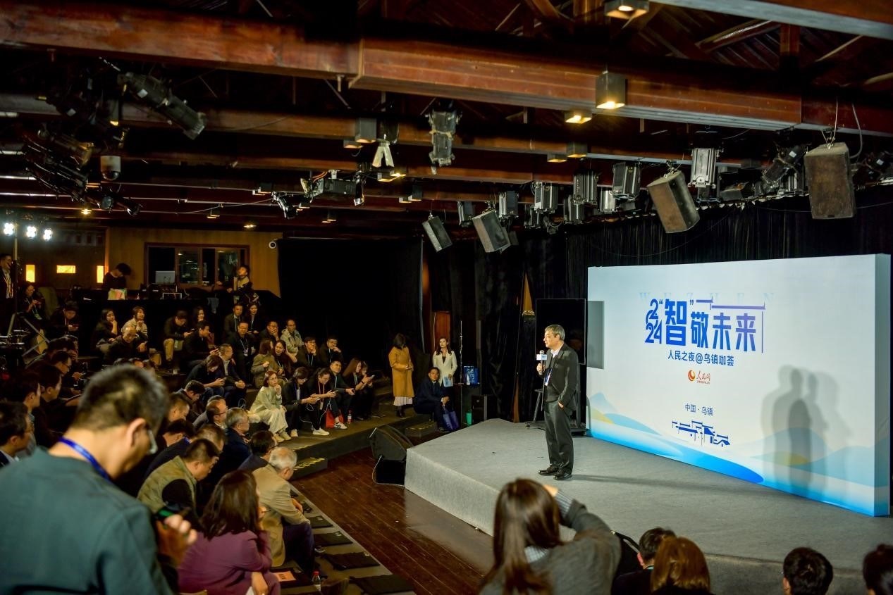 在開場環(huán)節(jié)，清華大學人工智能研究院常務副院長、教授孫茂松發(fā)言分享。人民網記者 任峰濤攝