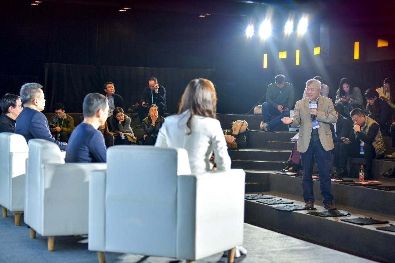 陳長汶教授與對話嘉賓現場互動。人民網記者 任峰濤攝