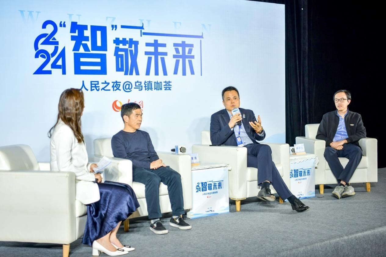 在對話環(huán)節(jié)，之江實驗室高級研究專家潘愛民、伏羲智庫創(chuàng)始人李曉東、麒麟軟件副總經理李震寧探討“‘百模大戰(zhàn)’將卷向何方”。人民網記者 任峰濤攝