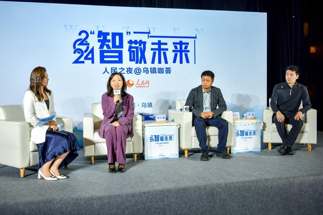 在對話環(huán)節(jié)，趣丸科技總編輯、副總裁任少峰，星云智慧機器人CEO李明，可之教育大模型創(chuàng)始人王冠討論“人工智能如何惠及大眾”。人民網記者 任峰濤攝
