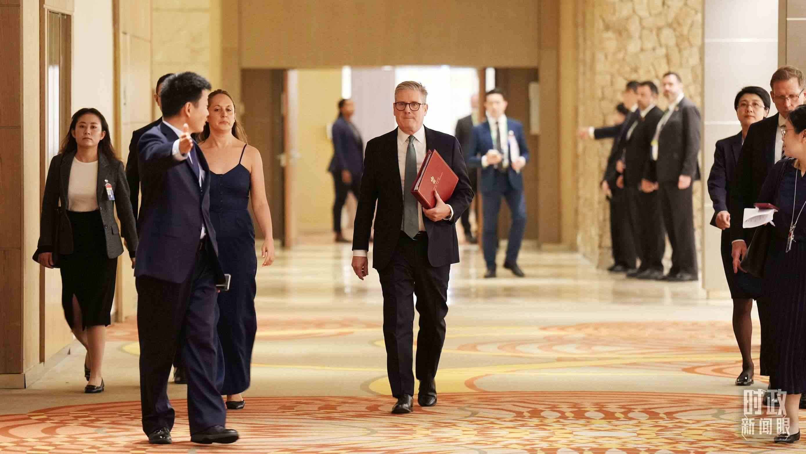 英國首相斯塔默抵達會見現(xiàn)場，這是他首次同習主席面對面交流。