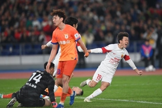 11月23日，上海海港隊(duì)球員王振澳（右）慶祝進(jìn)球。新華社記者 黃宗治 攝