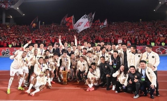 11月23日，上海海港隊(duì)成員在頒獎(jiǎng)儀式后與球迷合影。新華社記者 黃宗治 攝