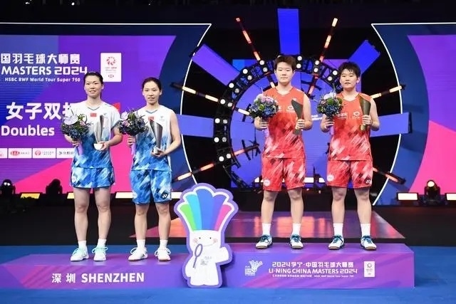 11月24日，劉圣書（右二）/譚寧（右一）與李怡婧/羅徐敏（左一）在頒獎臺上合影。新華社記者 梁旭攝