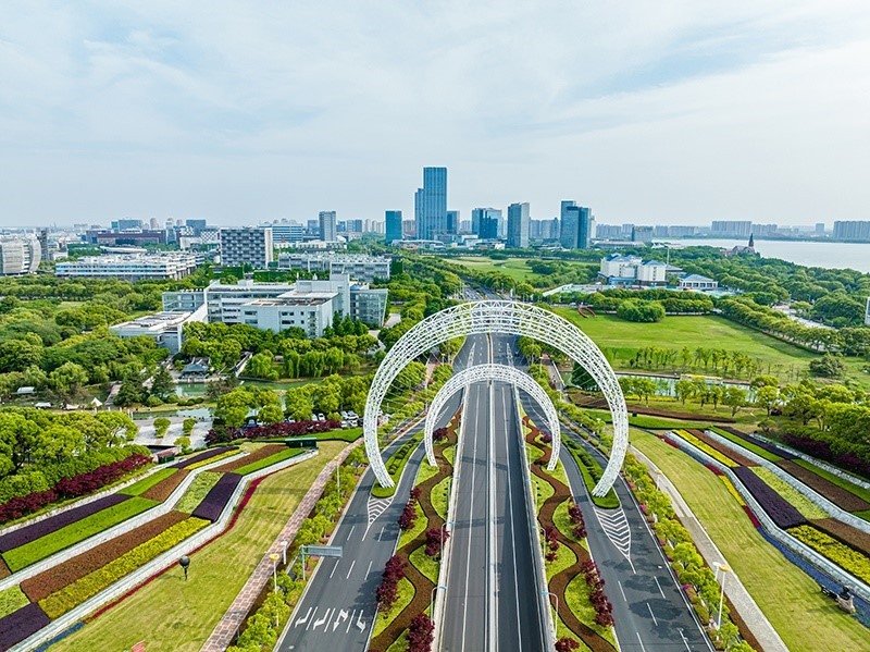 圖為蘇州工業(yè)園區(qū)星湖街鋼結(jié)構(gòu)雕塑。