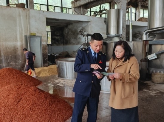 鎮(zhèn)遠(yuǎn)縣稅務(wù)局在酒企宣傳調(diào)研。黔東南州稅務(wù)局供圖