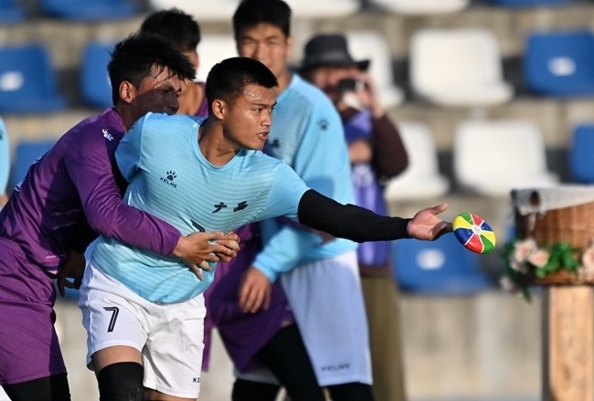 11月28日，花炮半決賽，廣西隊(duì)與海南隊(duì)展開激烈角逐。新華社記者 郭程攝