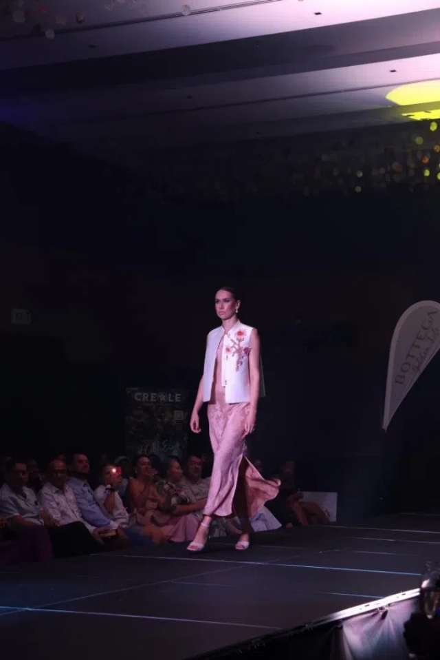 模特展示新中式禮服。顏李芳攝