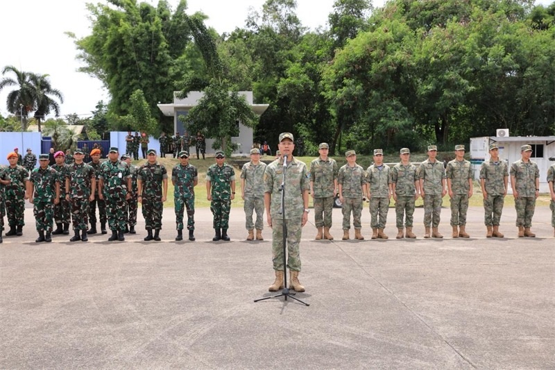 中方參演部隊指揮員在印尼方舉行的歡迎儀式上致辭。龔勝祥 攝