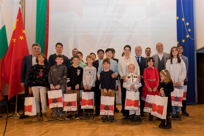 為保加利亞青少年頒發(fā)獎(jiǎng)品。中國(guó)駐保加利亞大使館供圖