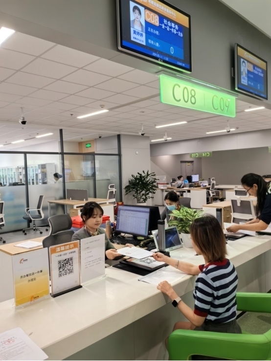 成都高新區(qū)“開辦餐飲店一件事”服務窗口。成都市市場監(jiān)督管理局供圖