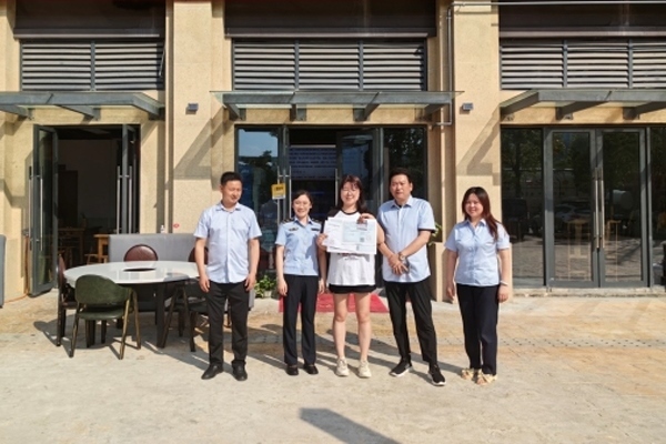 當?shù)毓ぷ魅藛T上門為經(jīng)營者送來了證件。蒼溪縣行政審批和數(shù)據(jù)局供圖