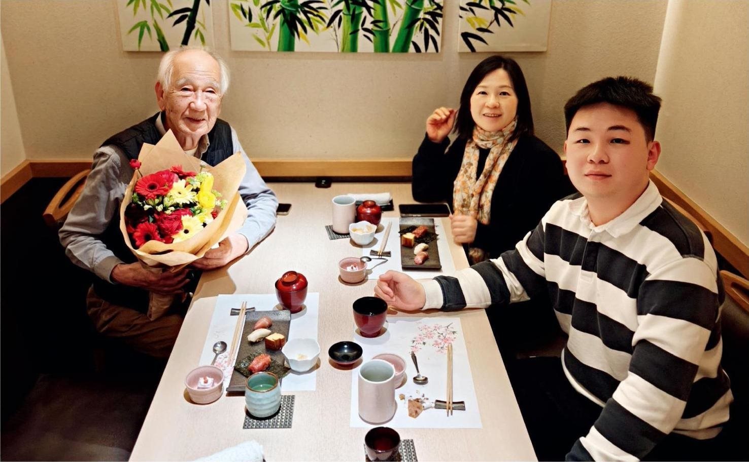 佐佐木俊一與彭林（中）、彭俊霖（右）在一起。