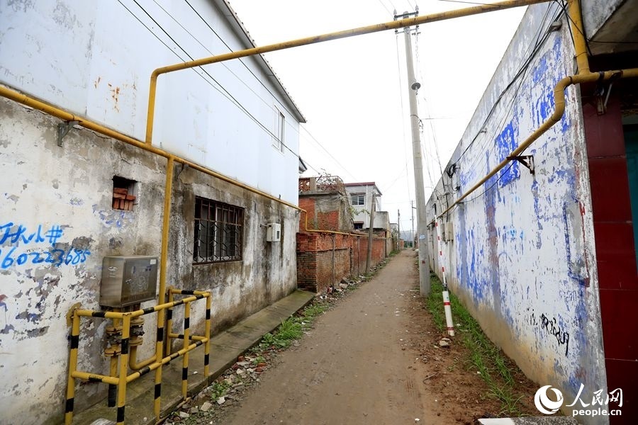 中燃公司在玉山鎮(zhèn)鋪設(shè)完工的燃?xì)夤芫W(wǎng)。人民網(wǎng)記者 慎志遠(yuǎn)攝