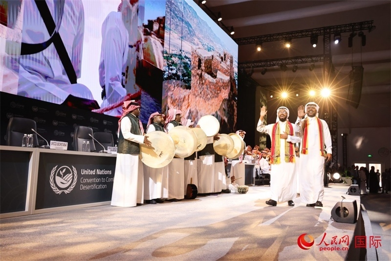 《聯合國防治荒漠化公約》第十六次締約方大會2日開幕。圖為開幕式表演。人民網記者任皓宇攝