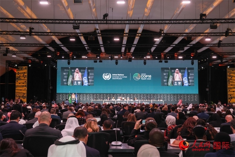《聯合國防治荒漠化公約》第十六次締約方大會2日開幕。圖為開幕式現場。人民網記者任皓宇攝