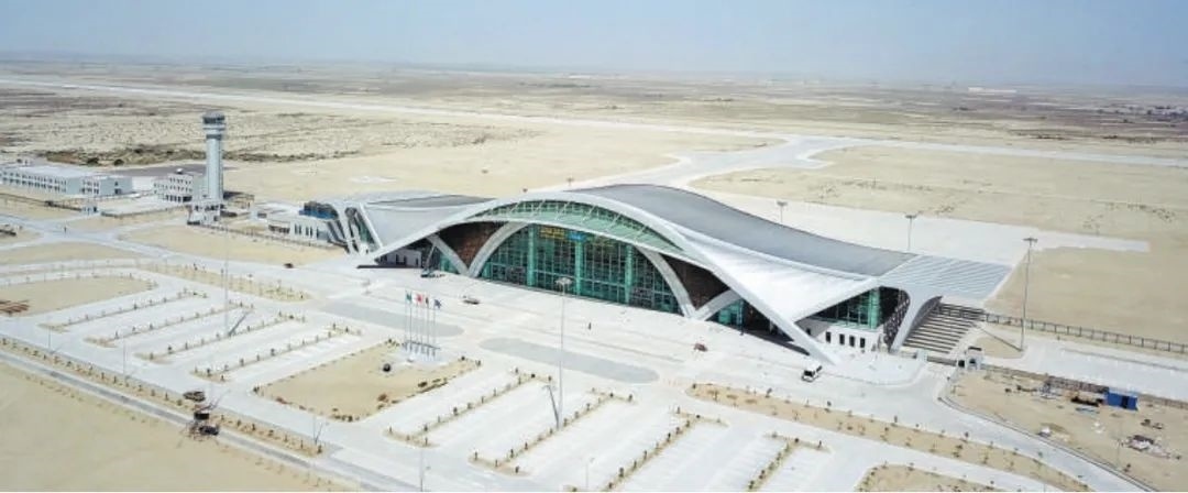 今年10月正式竣工的巴基斯坦瓜達(dá)爾新國(guó)際機(jī)場(chǎng)是中巴經(jīng)濟(jì)走廊建設(shè)進(jìn)一步走向深入的重要標(biāo)志，有力推動(dòng)中巴經(jīng)濟(jì)走廊建設(shè)成為高質(zhì)量共建“一帶一路”的示范性項(xiàng)目。圖為瓜達(dá)爾新國(guó)際機(jī)場(chǎng)。艾哈邁德·卡邁勒 攝（新華社發(fā)）
