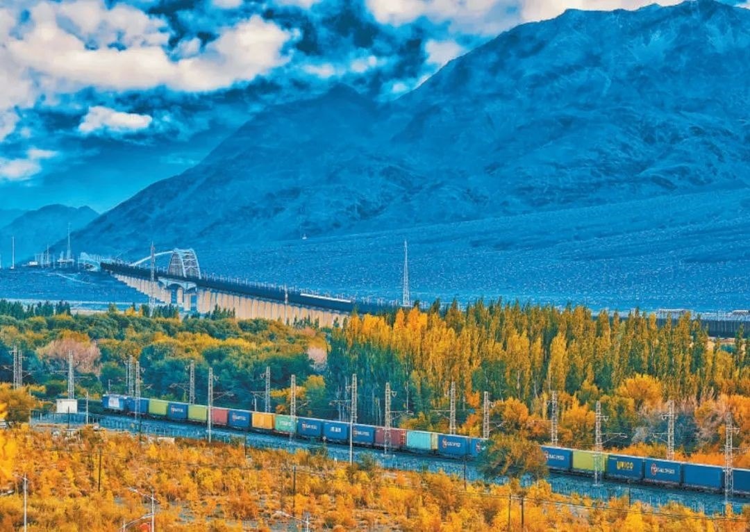 2013年，隨著共建“一帶一路”倡議提出，中歐班列應(yīng)運(yùn)而生。今年11月20日，第十萬(wàn)列中歐班列正式出境。截至目前，中歐班列累計(jì)運(yùn)送貨物超1100萬(wàn)標(biāo)箱、貨值超4200億美元，貨物品類(lèi)達(dá)53大類(lèi)5萬(wàn)余種。圖為中歐班列行駛在新疆烏魯木齊達(dá)坂城濕地。擺風(fēng)亮 攝（新華社發(fā)）