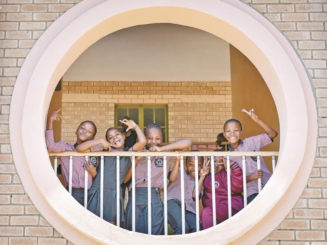 位于博茨瓦納南部的莫帕尼小學(xué)是中國(guó)援建的現(xiàn)代化學(xué)校，當(dāng)?shù)貎和慕逃龡l件因此得到改善。圖為莫帕尼小學(xué)課間休息的學(xué)生們。新華社記者 韓旭 攝