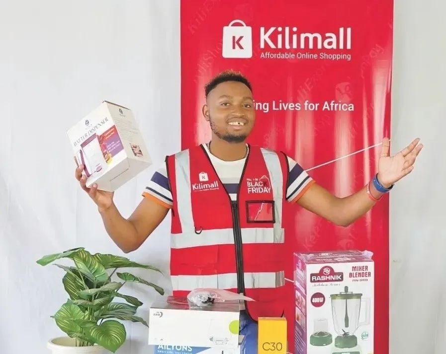 隨著“絲路電商”國(guó)際合作深入推進(jìn)，共建“一帶一路”國(guó)家雙多邊數(shù)字貿(mào)易規(guī)則對(duì)接不斷強(qiáng)化。借助“絲路電商”合作機(jī)制，肯尼亞主播迪克森·恩甘加在當(dāng)?shù)刂辈ж?。劉婉?攝（新華社發(fā)）