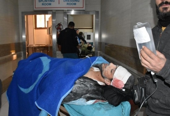 11月29日，在敘利亞阿勒頗，傷者被送往醫(yī)院接受治療。新華社發(fā)