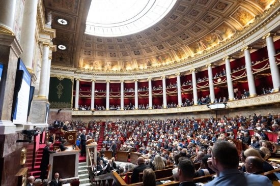 10月1日，法國總理巴尼耶在位于巴黎的法國國民議會(huì)發(fā)表演講。新華社發(fā)（杰克·陳攝）