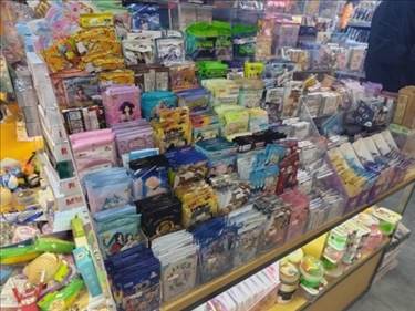 北京某文具店卡牌盲盒柜臺，未設相關提醒。人民網(wǎng)記者 黃鈺攝