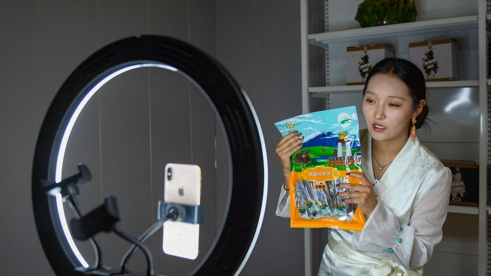 9月24日，果洛藏貢麻村村民多杰吉在進行網(wǎng)絡帶貨直播。（潘彬彬 攝）