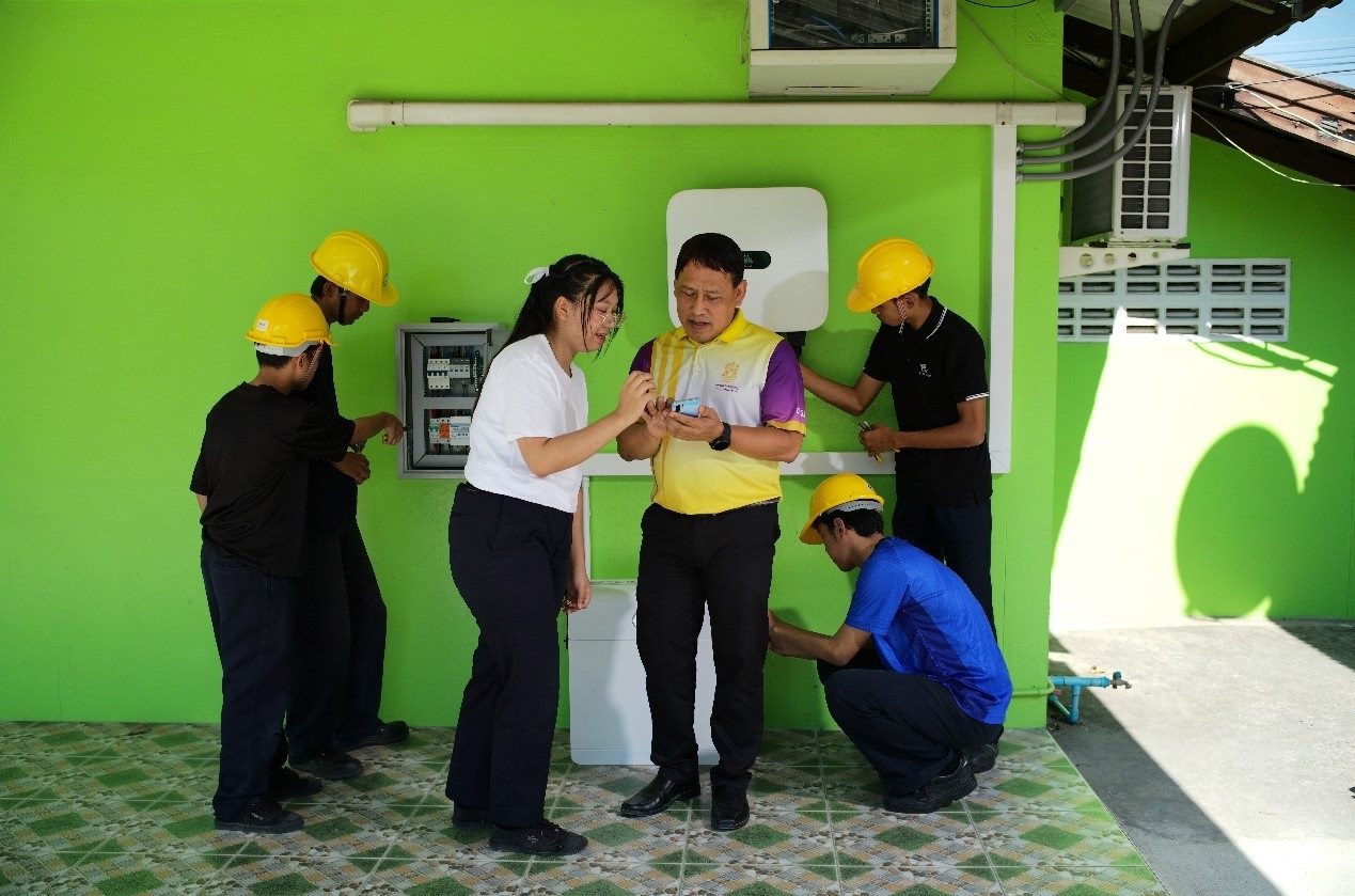 工作人員為當?shù)靥﹪蠋熤v解說明。主辦方供圖