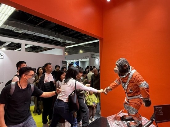 本土原創(chuàng)公司JIN ARTS帶領(lǐng)仿生機(jī)器人亮相廣州設(shè)計(jì)周11號(hào)館。（受訪者供圖）
