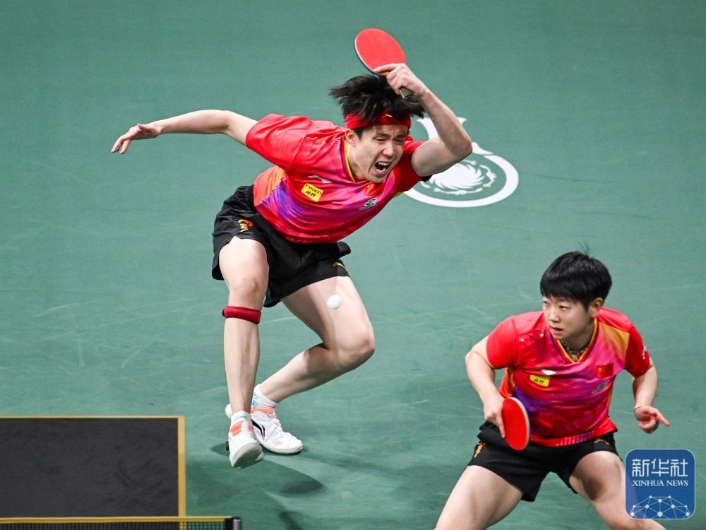 ↑中國(guó)隊(duì)組合王楚欽（左）/孫穎莎在混雙比賽中。新華社記者 王曦 攝