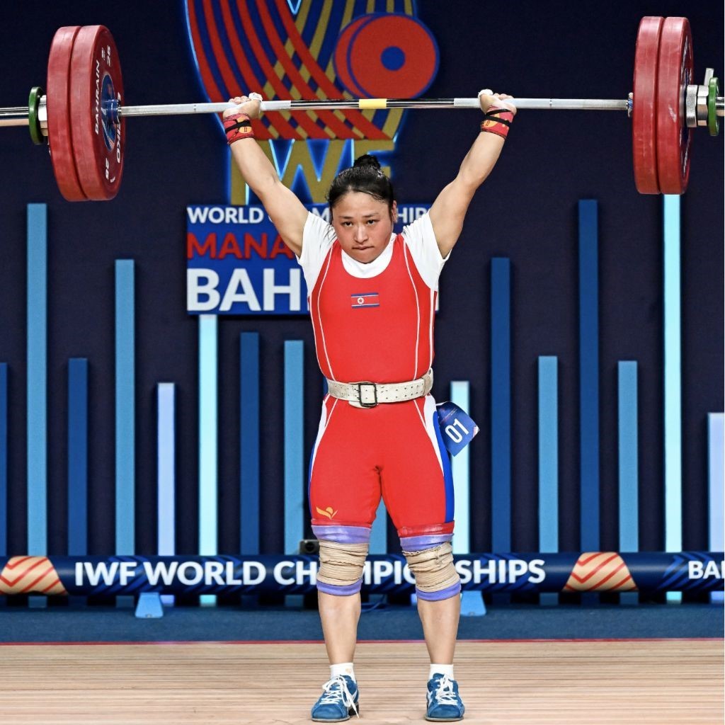 圖為李盛金在比賽中。圖片來源于國際舉重聯(lián)合會(huì)官網(wǎng)