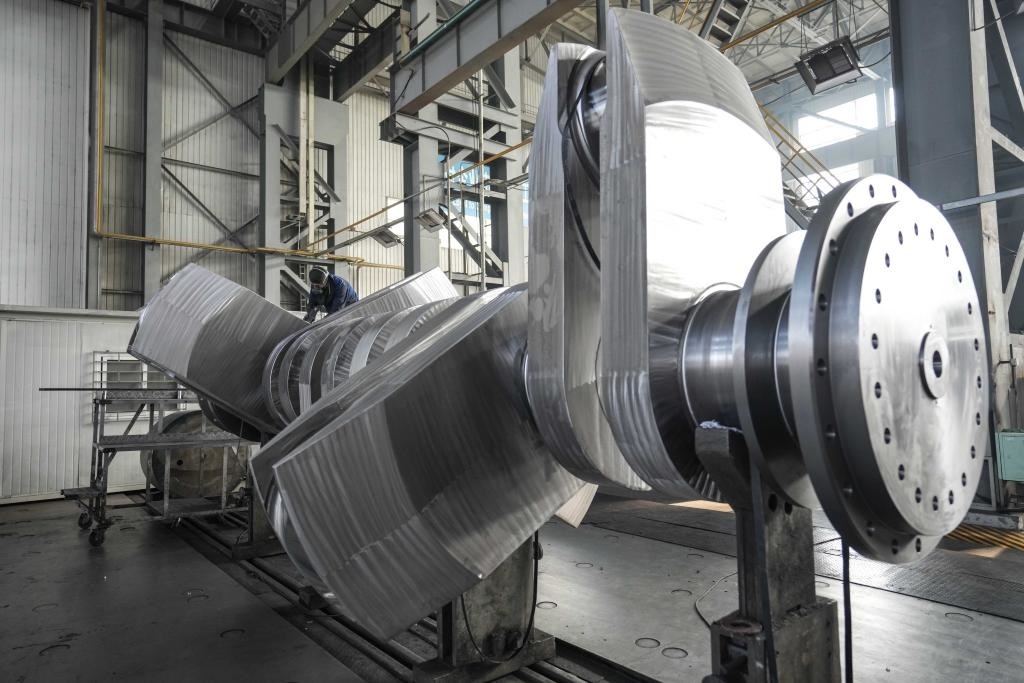 2024年1月11日，工人在大連華銳船用曲軸有限公司加工車(chē)間加工產(chǎn)品。新華社記者 潘昱龍 攝