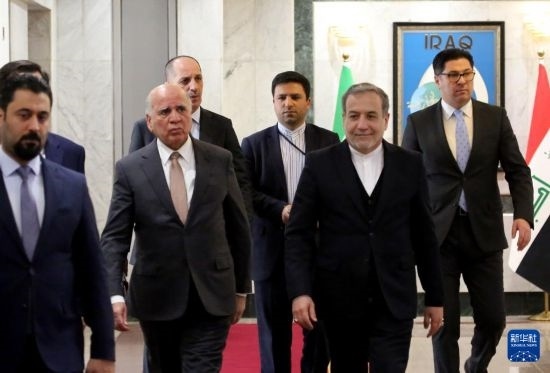 12月6日，伊拉克副總理兼外長(zhǎng)侯賽因（中左）在巴格達(dá)會(huì)見伊朗外長(zhǎng)阿拉格齊（中右）。新華社發(fā)（哈利勒·達(dá)伍德攝）