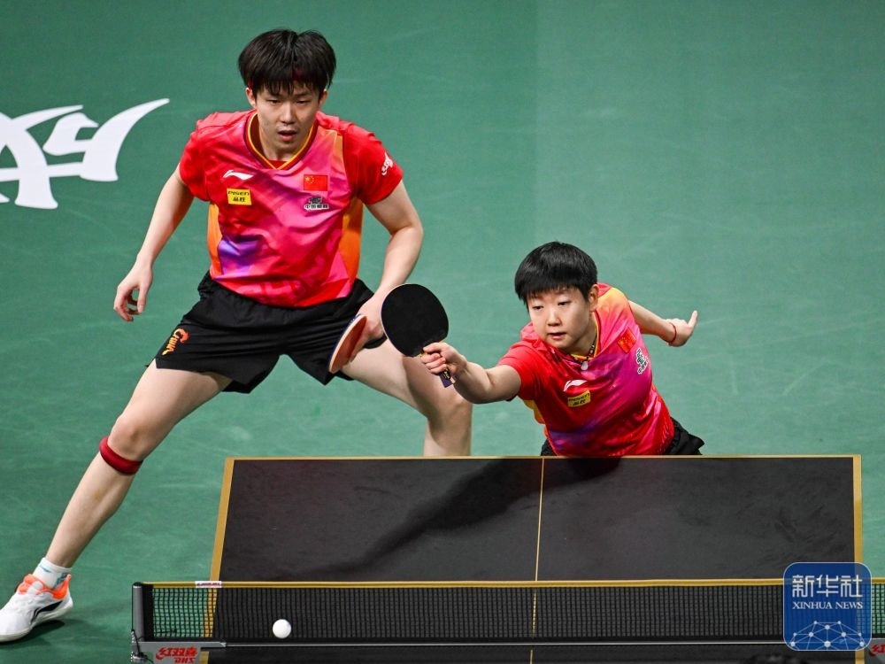 ↑中國(guó)隊(duì)組合王楚欽/孫穎莎（右）在混雙比賽中。新華社記者 王曦 攝