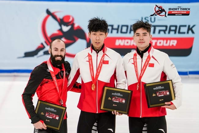 男子500米頒獎儀式，中國選手孫龍(中)奪得冠軍，加拿大選手杜博伊斯(左)獲得亞軍，中國選手劉少昂獲得季軍。賽事組委會供圖