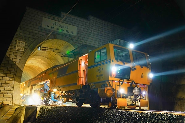 中老鐵路瑯勃拉邦維保管理中心的中老員工共同作業(yè)。周星攝