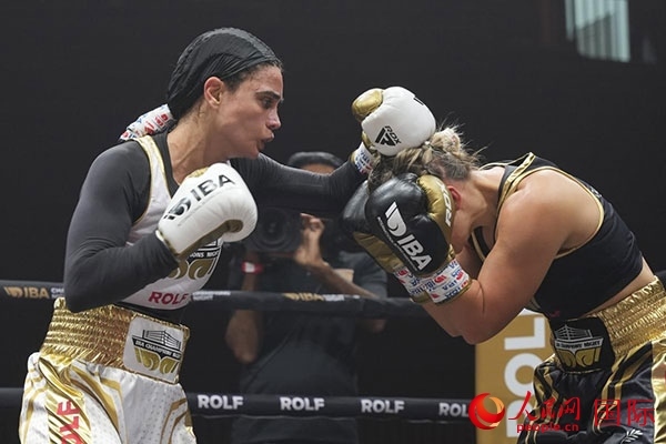 來自伊朗和羅馬尼亞的女選手進(jìn)行了墊場賽。人民網(wǎng) 塔里克·易卜拉欣攝