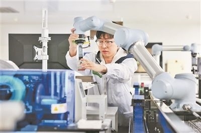 廣東省深圳市科研人員在實(shí)驗(yàn)室調(diào)試智能機(jī)器人。視覺中國供圖