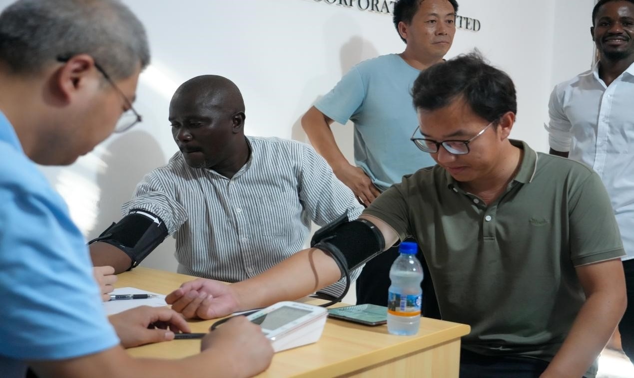 醫(yī)療隊(duì)專家診療現(xiàn)場。中國土木供圖