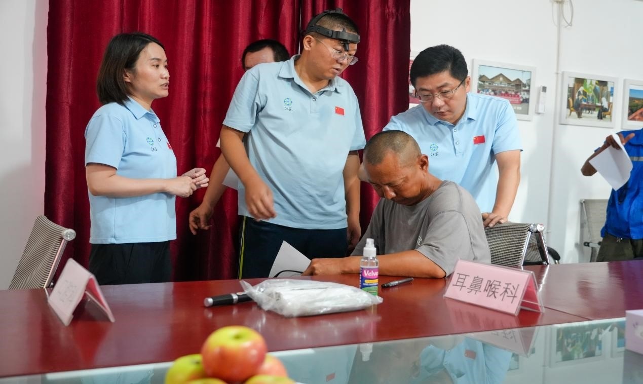 醫(yī)療隊(duì)專家診療現(xiàn)場。中國土木供圖