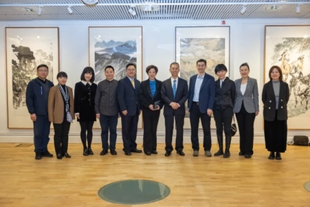 中國駐瑞典大使崔愛民與畫展主辦方人員合影。中國駐瑞典大使館供圖