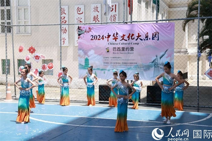 傣族舞蹈《金色的孔雀》以優(yōu)美的動作贏得觀眾喝彩。人民網(wǎng)記者 陳海琪攝