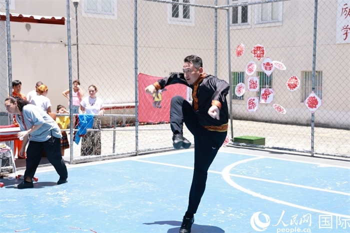 塔吉克舞蹈《夢想》通過靈動的舞姿展現(xiàn)了塔吉克族對美好生活的向往，仿佛帶領(lǐng)觀眾走進了帕米爾高原。人民網(wǎng)記者 陳海琪攝