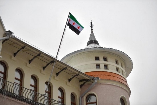 12月9日，在俄羅斯首都莫斯科，敘利亞駐俄羅斯使館升起代表敘利亞反對(duì)派的旗幟。新華社發(fā)（亞歷山大攝）